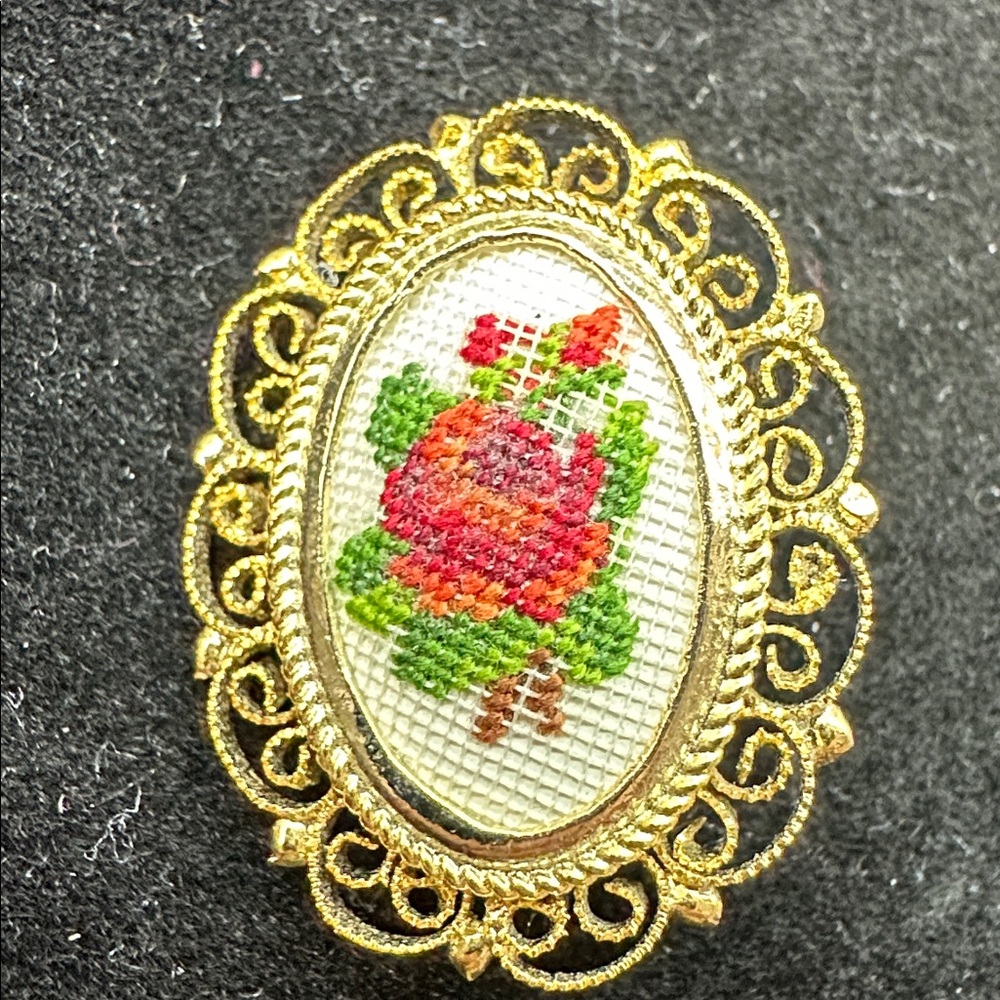 276- Vtge Petit brooch hand-embroidered red rose in a gold-tone filigree frame - Picture 3 of 3